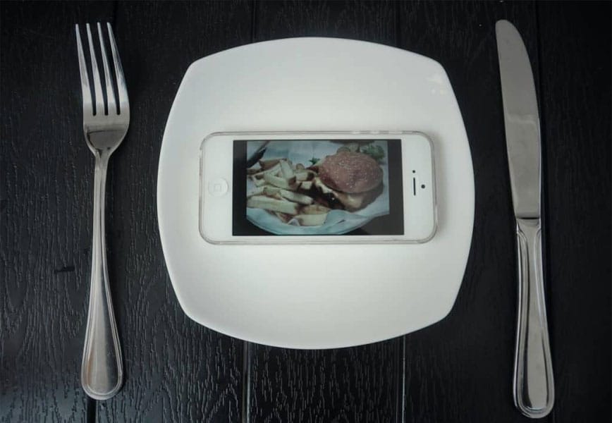 phone_on_the_plate